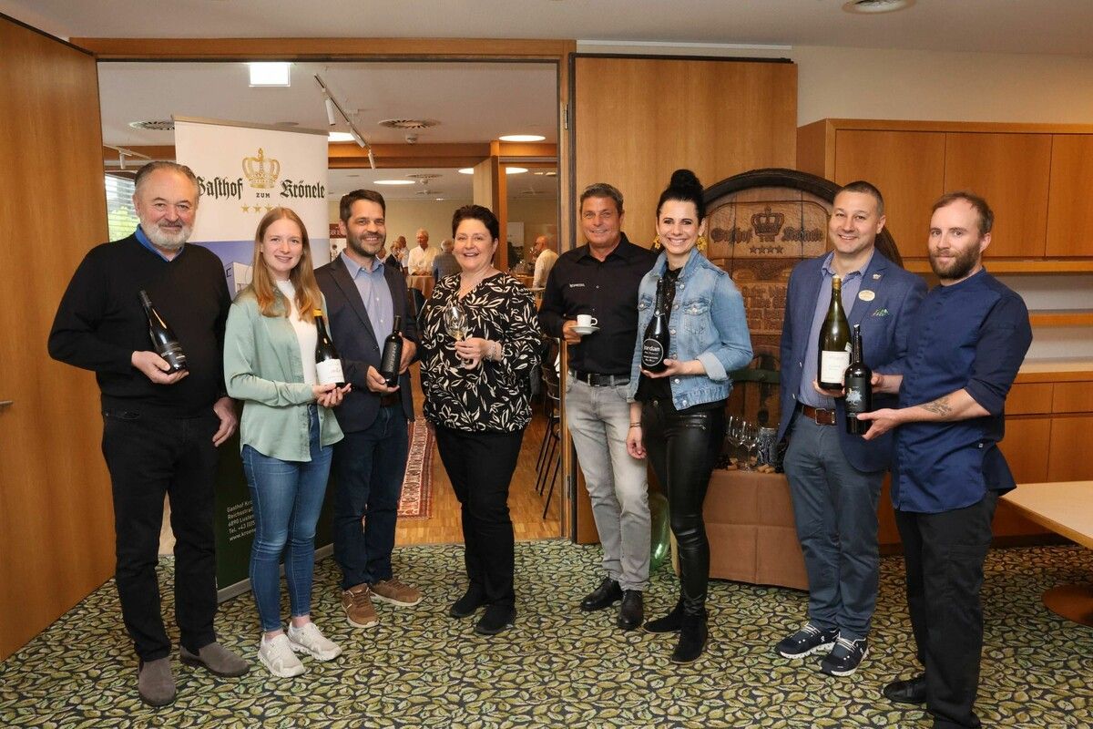 Winzer Hans Nittnaus, Julia Eichberger und Johannes Berger, Gastgeberin Ulli Fink, Roman Ferdik (Nespresso), Winzerin Simone Jordan, Krönele-Sommelier Marc Brunner und -Koch Florian Lackner.⇒Arno Meusburger