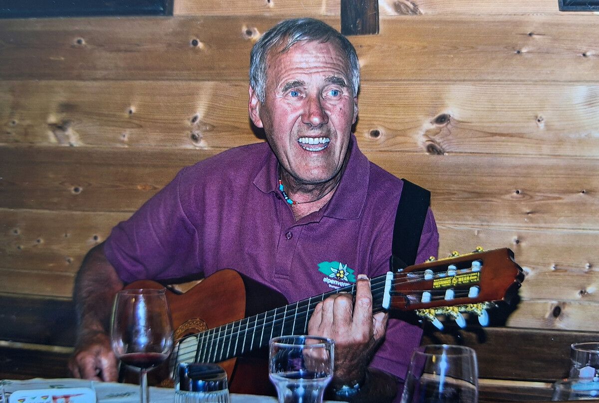 Wo Adolf war, war seine Gitarre nicht weit – er liebte es, mit Musik und Gesang für Stimmung zu sorgen.