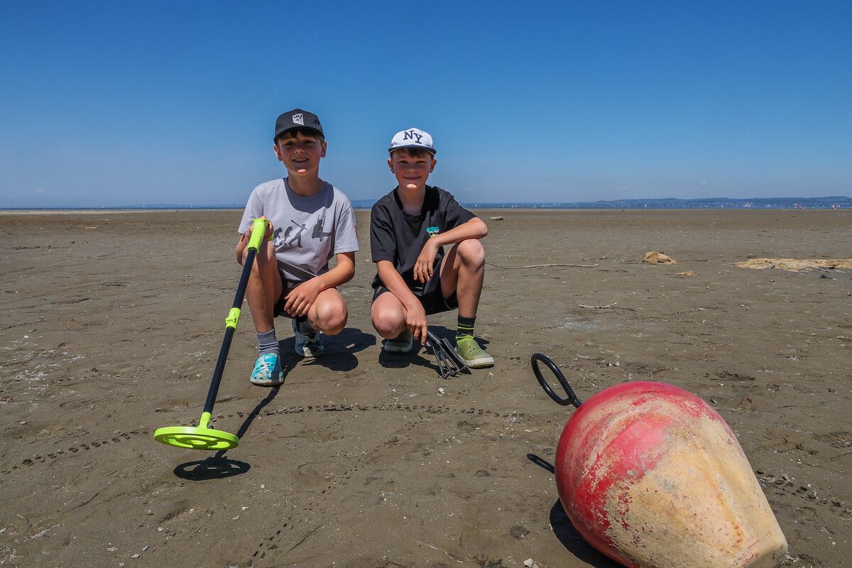 Wo sonst Wasser ist, ist seit einigen Wochen Land: Linus (l.) und Noel aus Höchst suchen am Rohrspitz mit einem Metalldetektor nach Münzen, um ihr Taschengeld aufzubessern. ⇒VN/PS