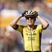 Sturz von Roglic, Van Aert siegt