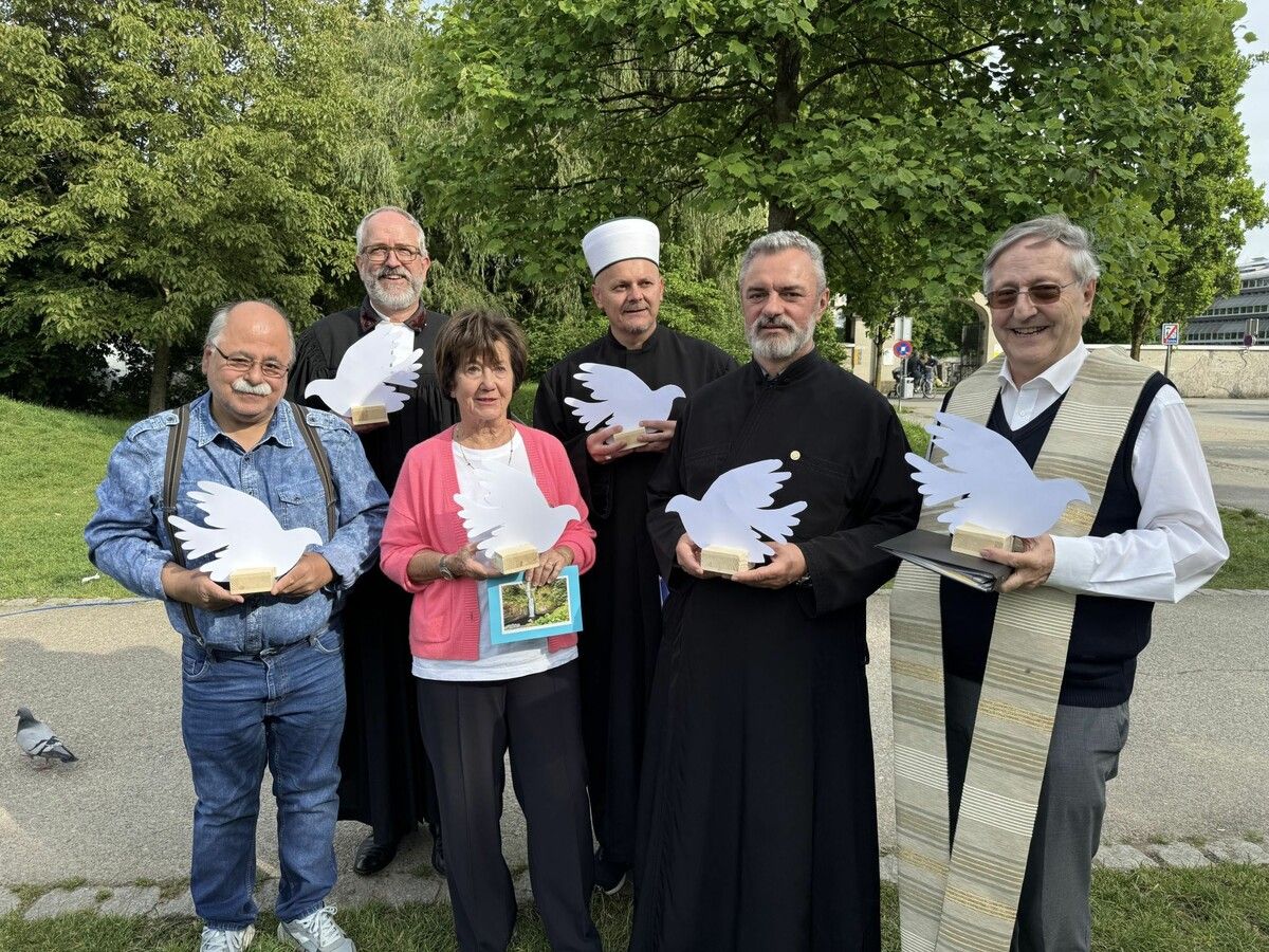 Yasar Sahin, der designierte Landessuperintendent Ralf Stoffers, Inge Stiastny, Imam Rijad Kamber, Pfarrer Eric Goran und Caritas-Seelsorger Wilfried Blum beim interreligiösen Fest.⇒Sigrid Juen