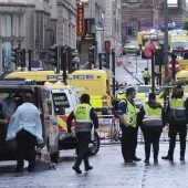 Auto rast bei Meisterfeier in  Liverpool in Menschenmenge