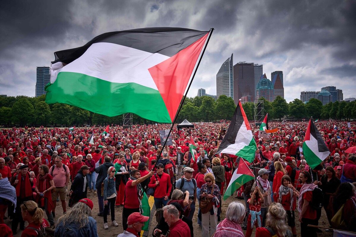 Zehntausende zumeist in Rot gekleidete Demonstranten haben in Den Haag gestern von der niederländischen Regierung eine härtere Gangart gegenüber Israel gefordert. AFP (5)