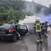 Zug rammt Bus, Autos krachen ineinander