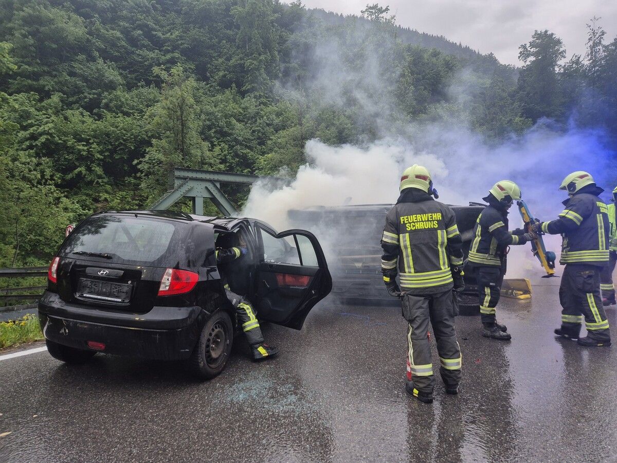 Zwei Autos krachten zusammen. Personen wurden verletzt und eingeklemmt. ⇒VN/JUN