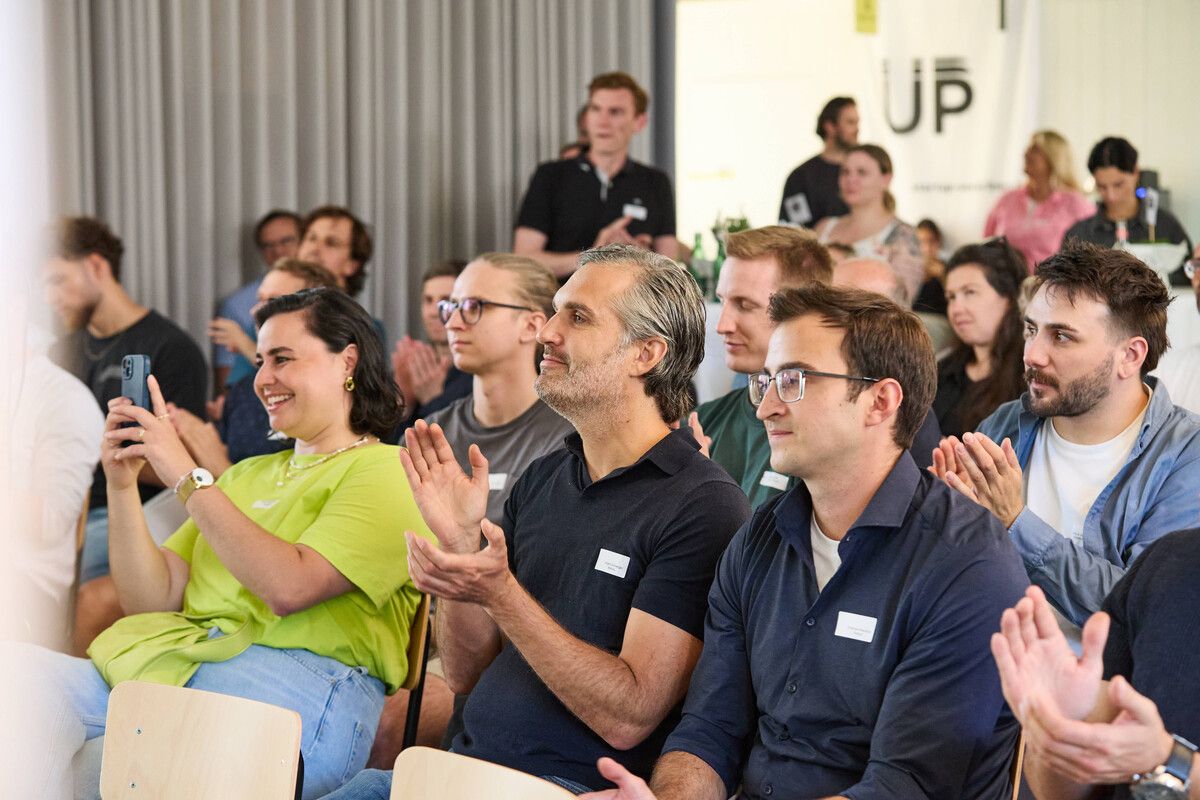 14 Start-up-Teams präsentierten beim Demo Day in der Postgarage jeweils vier Minuten lang ihre Ideen vor einem großen Publikum. demako