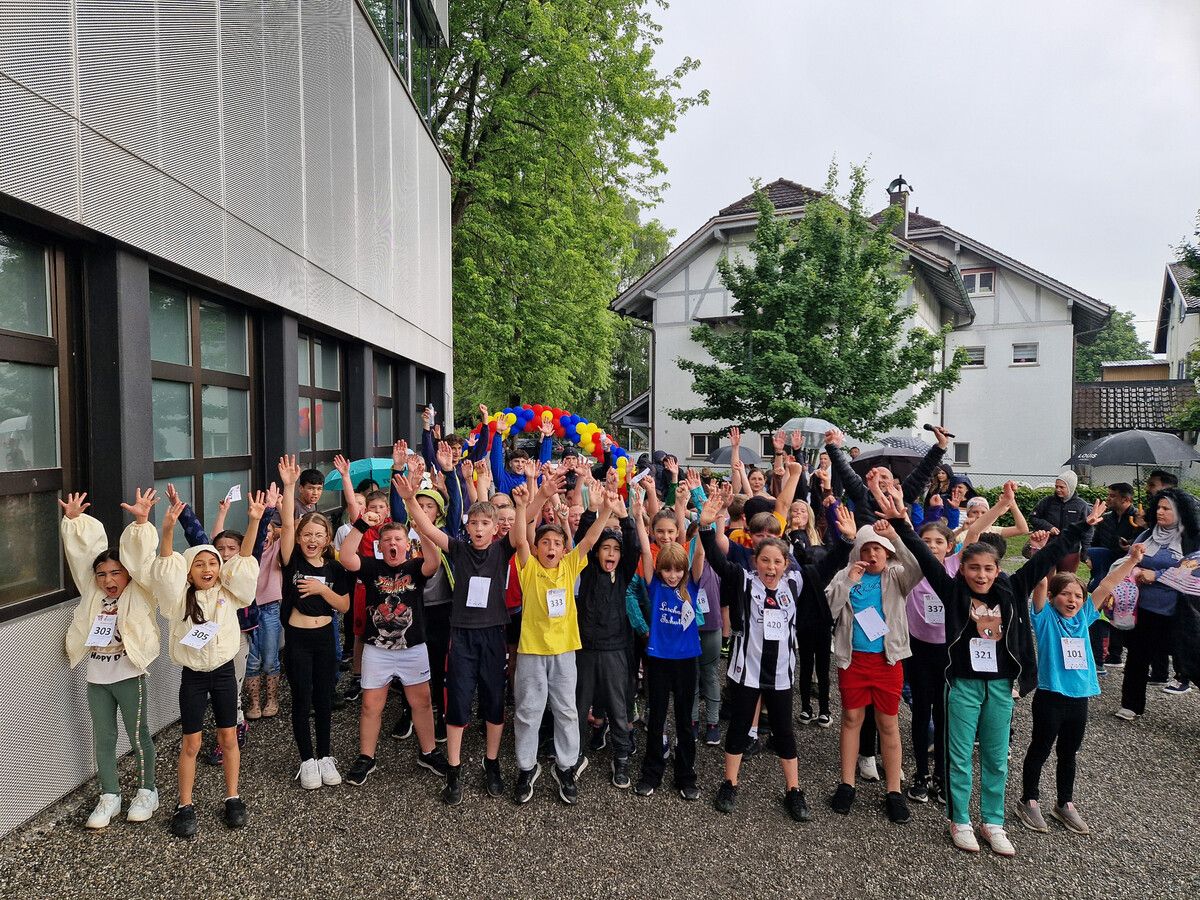 150 Läuferinnen und Läufer zeigten vergangene Woche, wie viel Ausdauer sie für ihre Schule beim Stundenlauf hatten.⇒VS Rheindorf