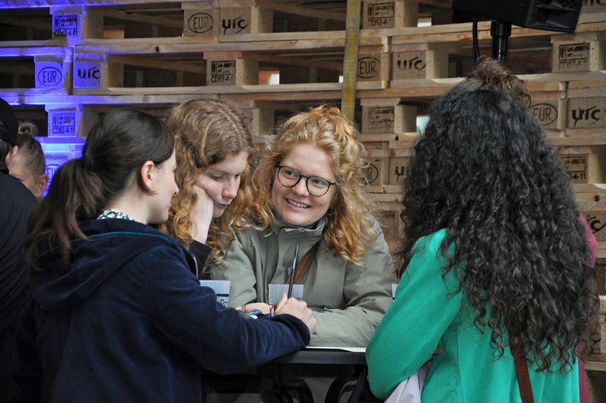 65 Teilnehmende knobelten sich in Teams durch acht Quizkategorien im „Pfarrpark-Pub“.⇒LCF