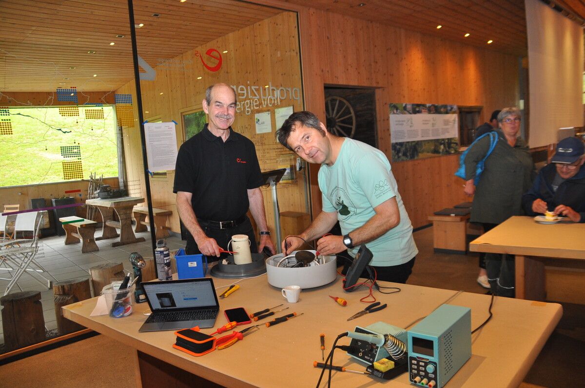 Albert Rinderer und Philipp Schneider beim Reparieren defekter Geräte. ⇒hab