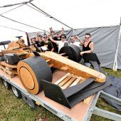 Vorarlberger Formel-1-Fans bauen einen 1:1-Boliden aus Holz