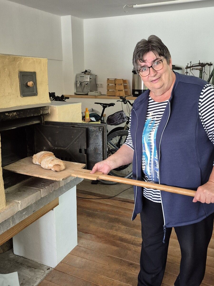 Als Gastgeberin ist es Ehrensache, das Brot selbst zu backen. ⇒JH (4)