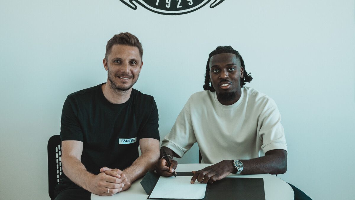 Altachs Sportdirektor Philipp Netzer mit Neuzugang Yann Massombo bei der Vertragsunterzeichnung.⇒SCRA