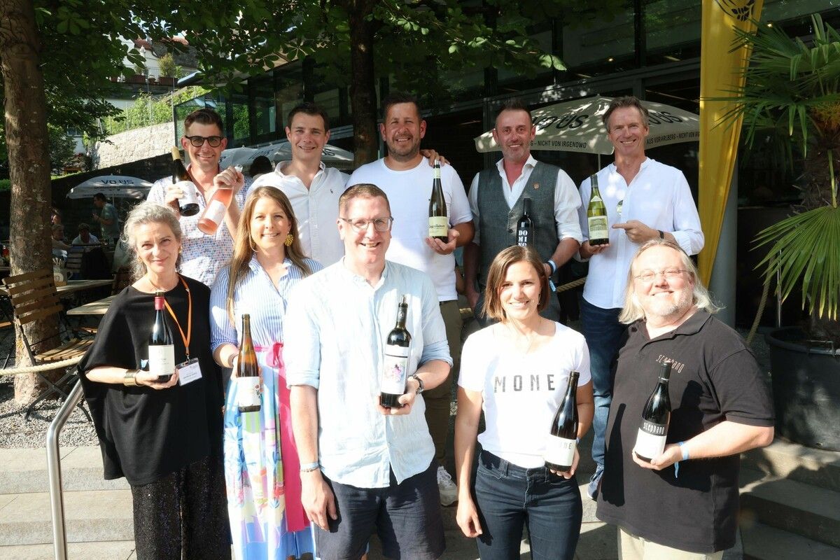 Andreas Jankovec (vorne Mitte) mit einigen Winzern.⇒Arno Meusburger