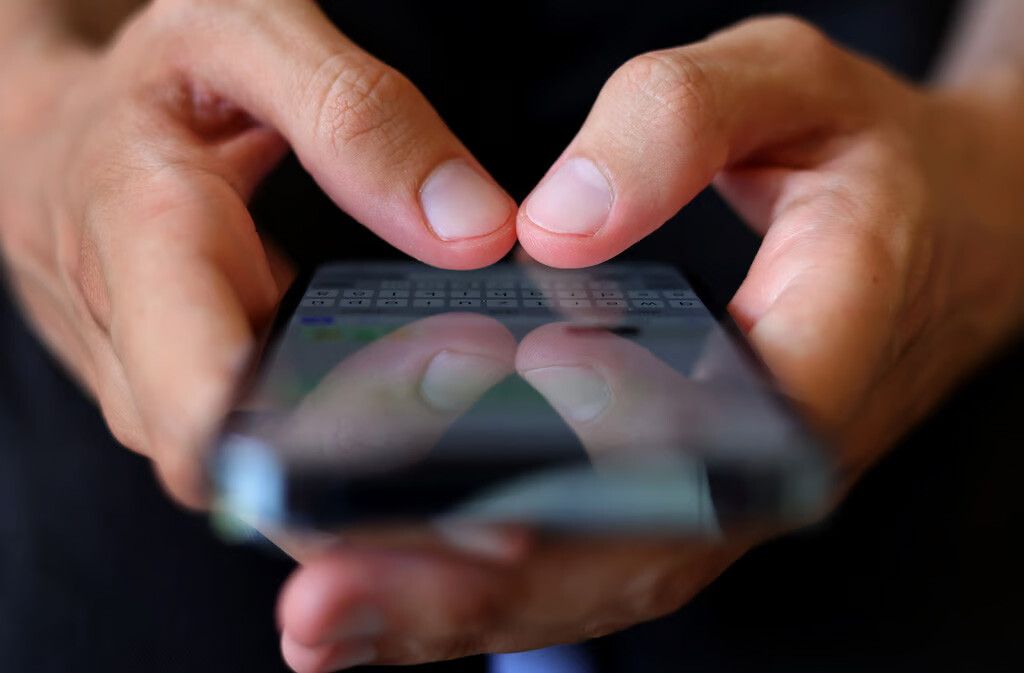 Angeklagter soll Handyverträge fingiert und Mobiltelefone verschwinden haben lassen. ⇒symbol/dpa