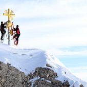 Für Besucher in Flip-Flops: Zweites Gipfelkreuz auf der Zugspitze