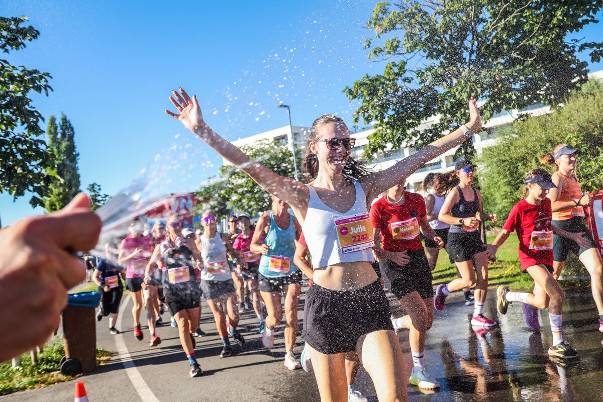 Aufgrund der tropischen Temperaturen über 30 Grad sorgten die Wasserduschen entlang der Strecke für willkommene Abkühlung bei den rund 3000 Teilnehmerinnen des Bodensee-Frauenlaufes.⇒Steurer