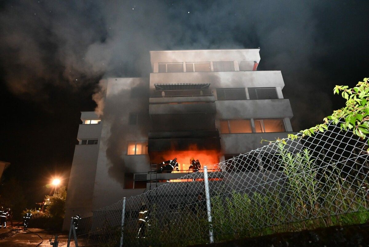 Aus einer Wohnung im Mehrparteienhaus loderten die Flammen. ⇒Kapo SG (2)