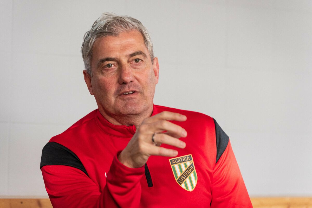 Austria Lustenaus Trainer, Markus Mader, bittet heute seine Mannschaft in Lech beim Kurztrainingslager zum Start in die Vorbereitung.⇒stiplovsek
