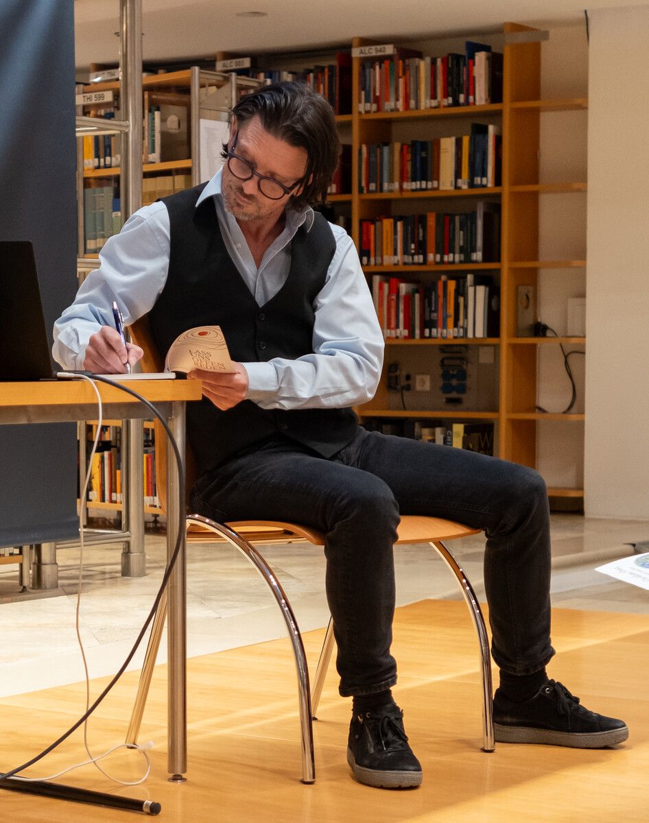Autor Andreas Wassner signierte im Anschluss Bücher.