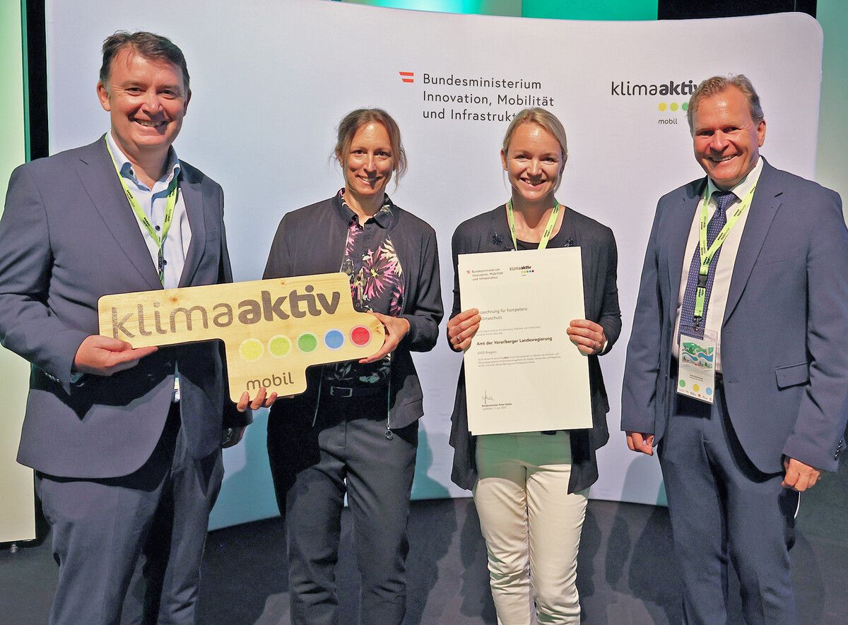 Barbara Lins vom Amt der Landesregierung (3. v.l.) nahm die Auszeichnung für die klimaaktiv mobil Projektpartnerschaft entgegen. ⇒vlk