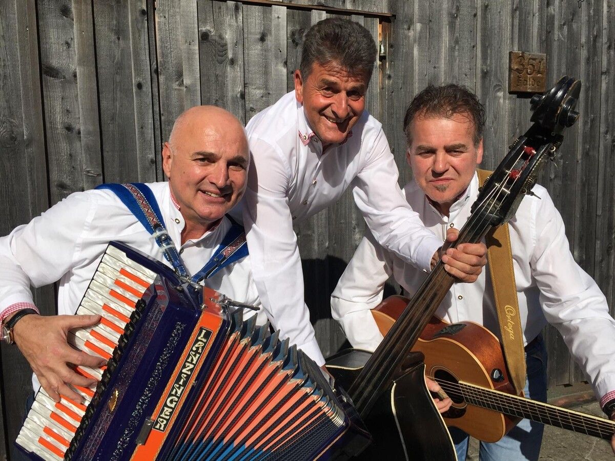 Begleitet wird Gegi von Richard Nikolussi an der Gitarre und Kurti Bodenmüller am Bass.