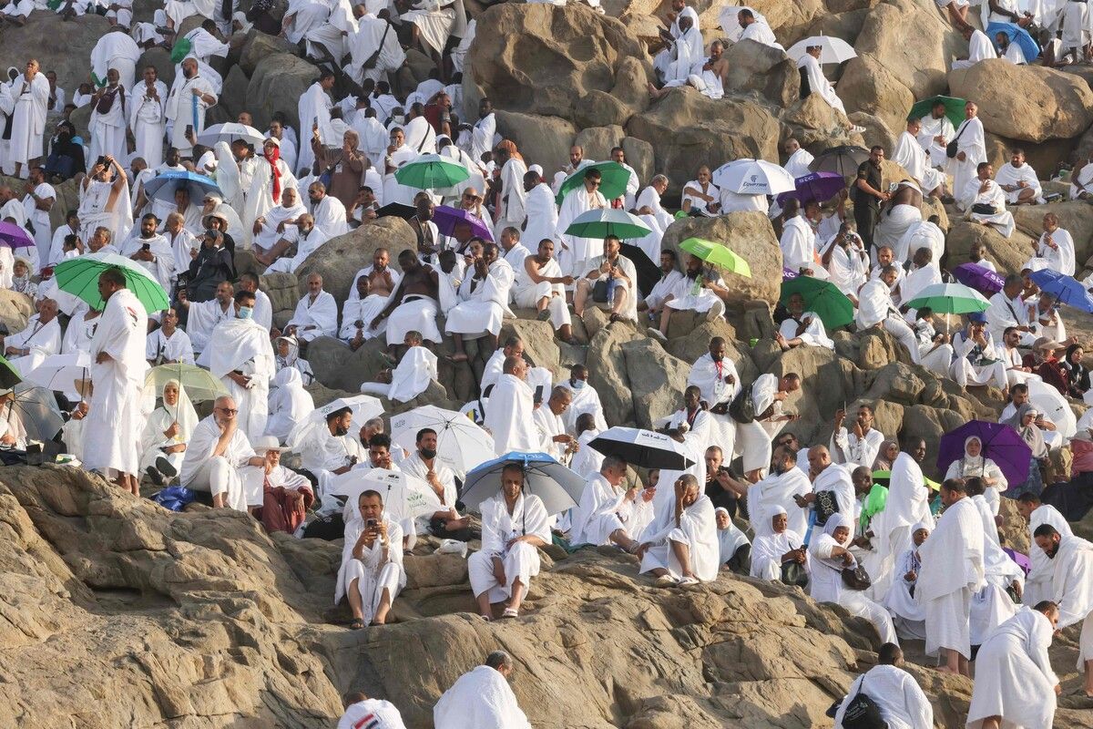 Bei brütender Hitze haben Zehntausende Gläubige am Berg Arafat eines der zentralen Rituale der muslimischen Pilgerfahrt Hadsch absolviert. AFP (4); dpa