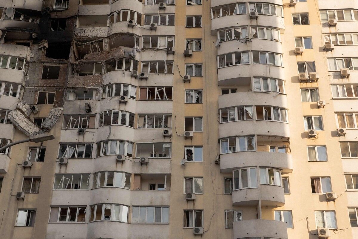 Bei nächtlichen Drohnenangriffen auf die ukrainische Hauptstadt Kiew sind drei Menschen getötet und 49 weitere verletzt worden. Mehrere Wohnhäuser wurden getroffen.