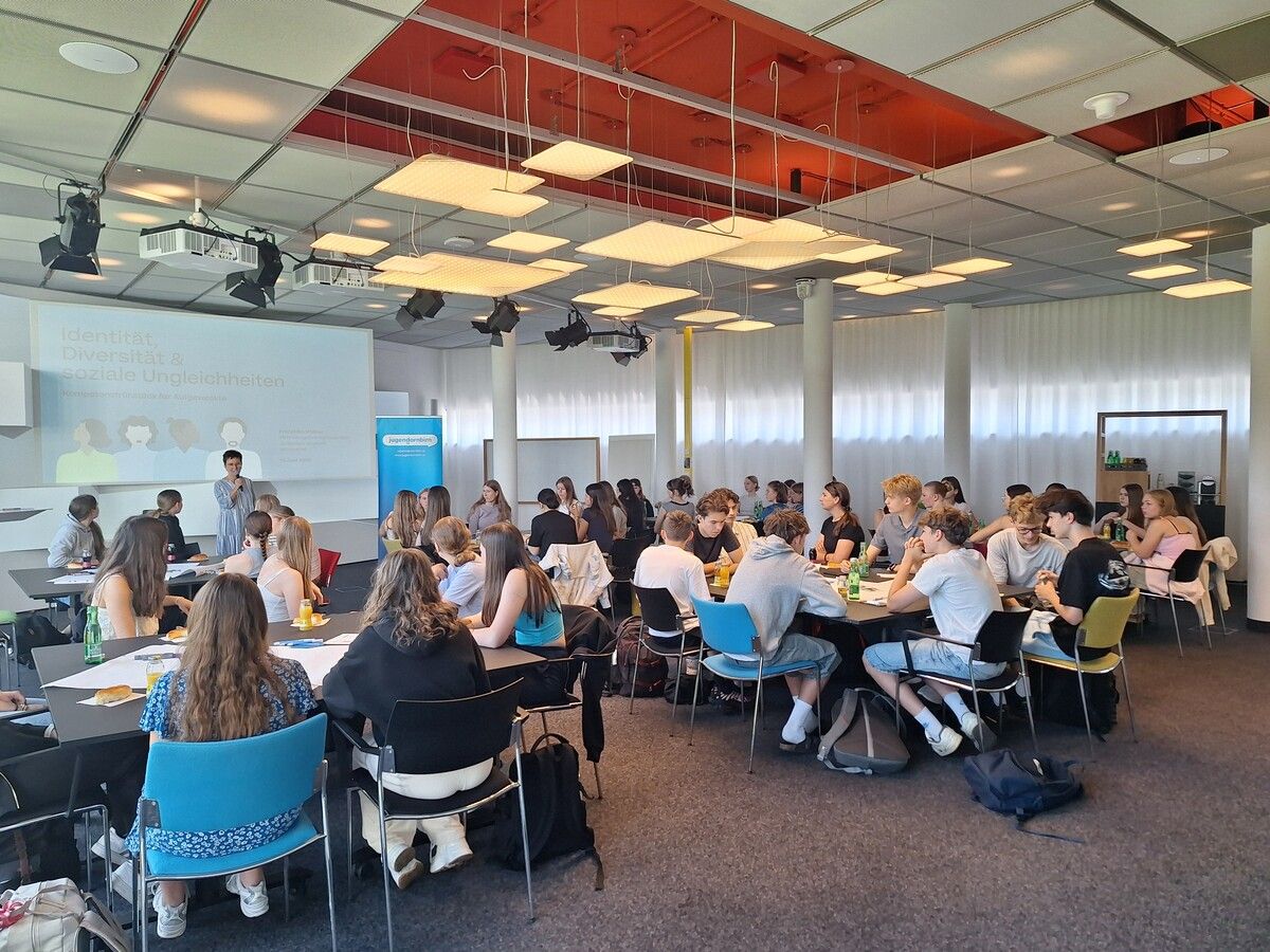 Beim Kompetenzfrühstück im Medienhaus setzten sich Jugendliche intensiv mit Diversität, Identität und Diskriminierung auseinander.⇒CTh