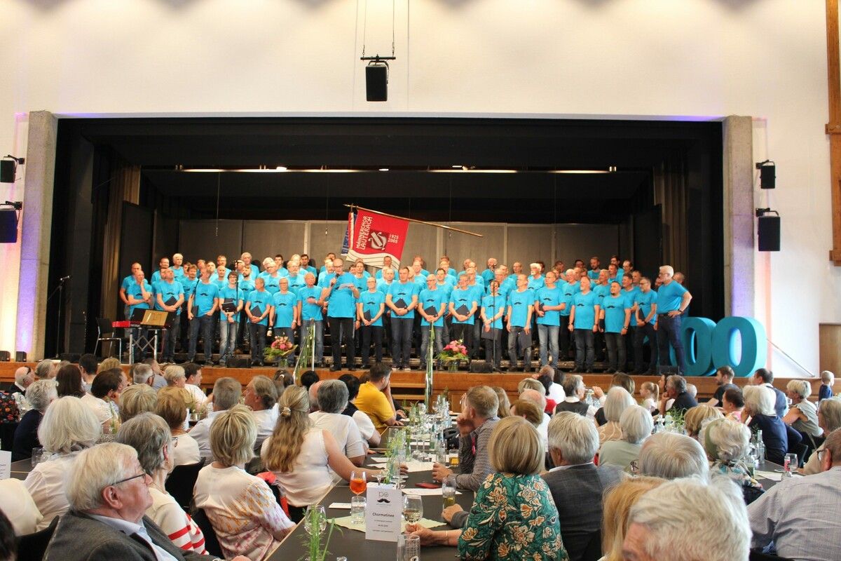 Beim „Projekt 100“ vereinten sich Sänger aus Lauterach und der Region zu einem beeindruckenden Finale im voll besetzten Hofsteigsaal.⇒ ⇒Männerchor Lauterach