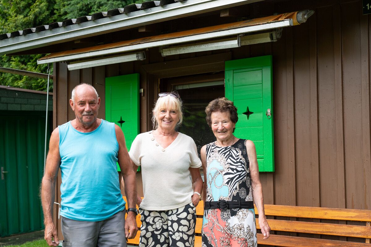 Berchtold Bertram, Irene Burkhardt und Pächterin Gerda Thelesklav wollen nicht, dass die gebaute Hütte einer neuen weichen muss.