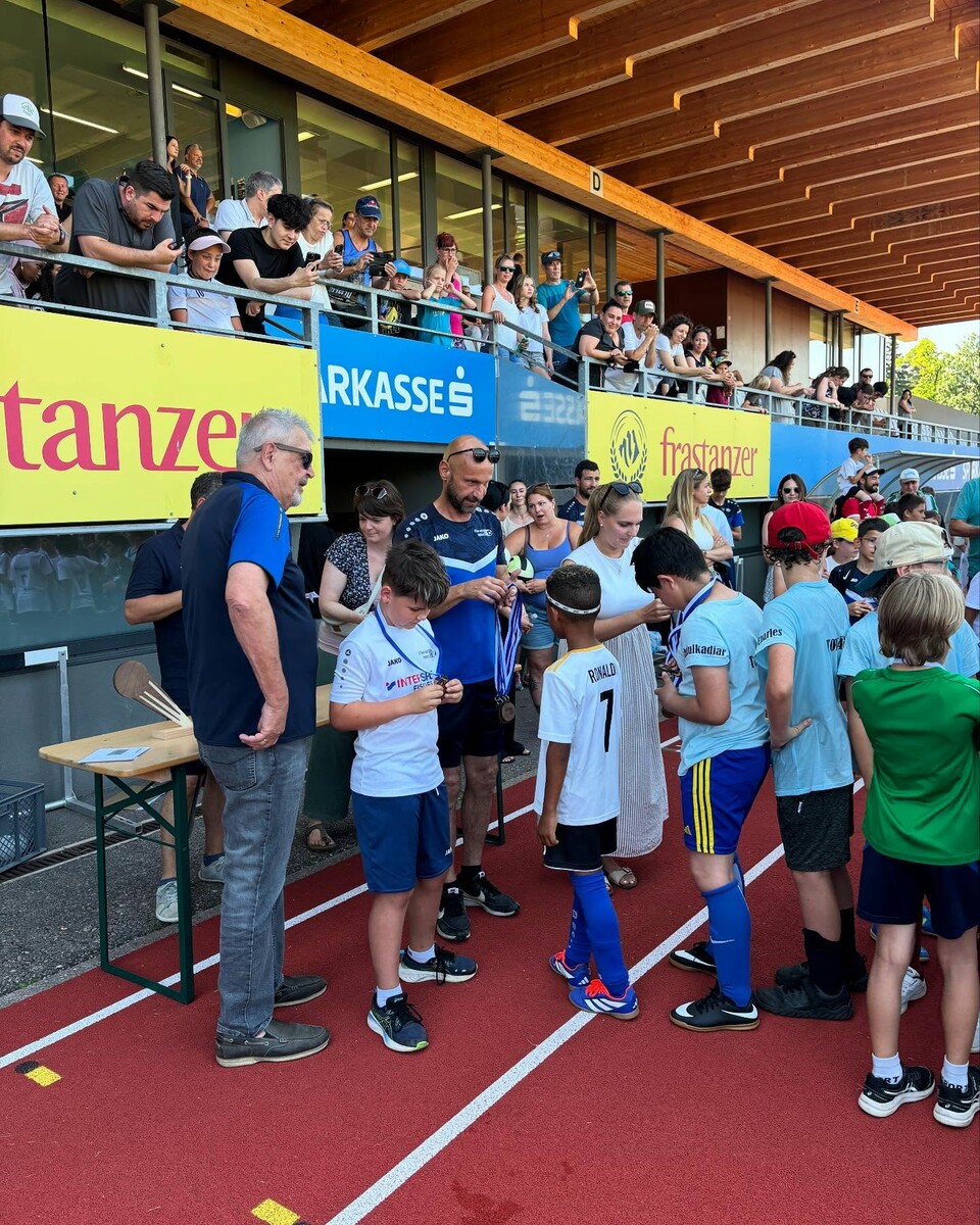 Bernhard Neuberger und Stefan Strammer überreichten die Geschenke an die jungen Fußballer.