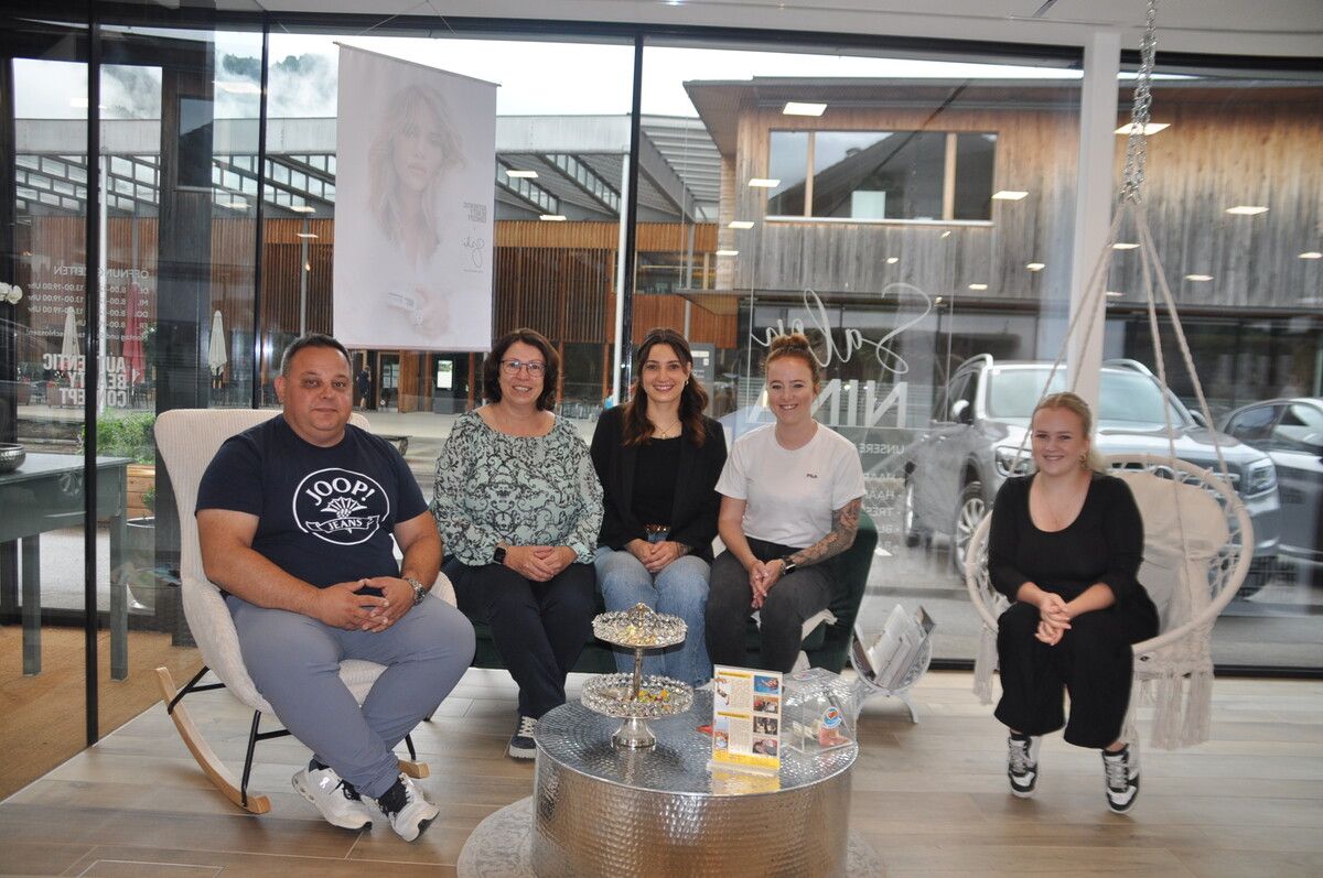 Bürgermeisterin Alexandra Schalegg (2. v. l.) freut sich, die zwei Unternehmer Christof Wieser (l.) und Nina Rischl (Mitte) zusammen mit den Angestellten Michelle und Nathalie im ehemaligen Raiba-Gebäude begrüßen zu können.⇒HAB (4)