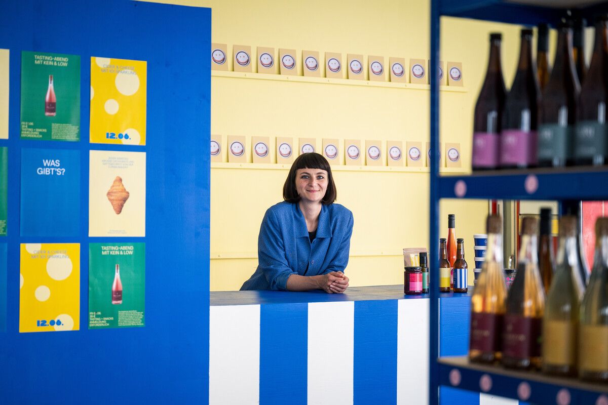 Brini Fetz steht hinter dem temporären Kiosk. ⇒vn/rhomberg