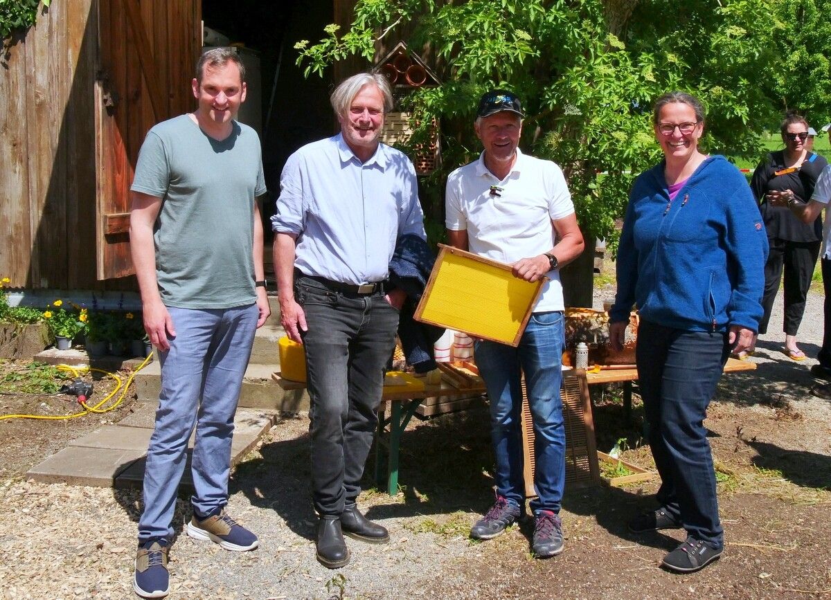 Bürgermeister Andreas Kresser (Hörbranz), Bürgermeister Frank Matt (Lochau), Bienenzuchtvereinsobmann Bernhard Jochum und Melitta Sohm aus Lochau (ehem. Obfrau Umweltausschuss Lochau). ⇒CHF