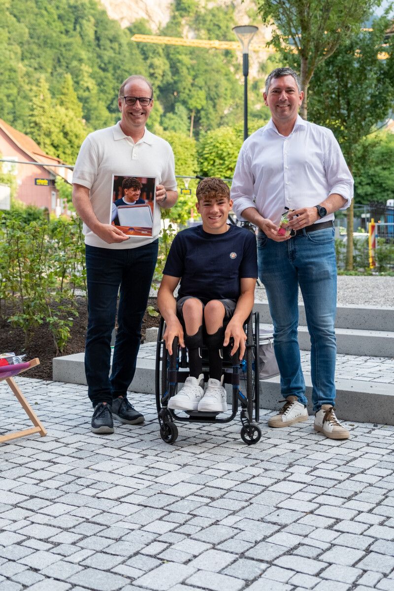 Bürgermeister Dieter Egger (links) und Vize Markus Klien (rechts) gratulierten Maxi Taucher.