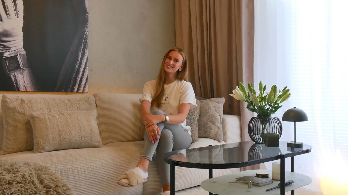Chiara De Vries lebt in Lustenau. Am liebsten verbringt sie ihre Zeit beim Kochen oder gemeinsam mit ihren Freunden.°⇒Nikolai Schallert