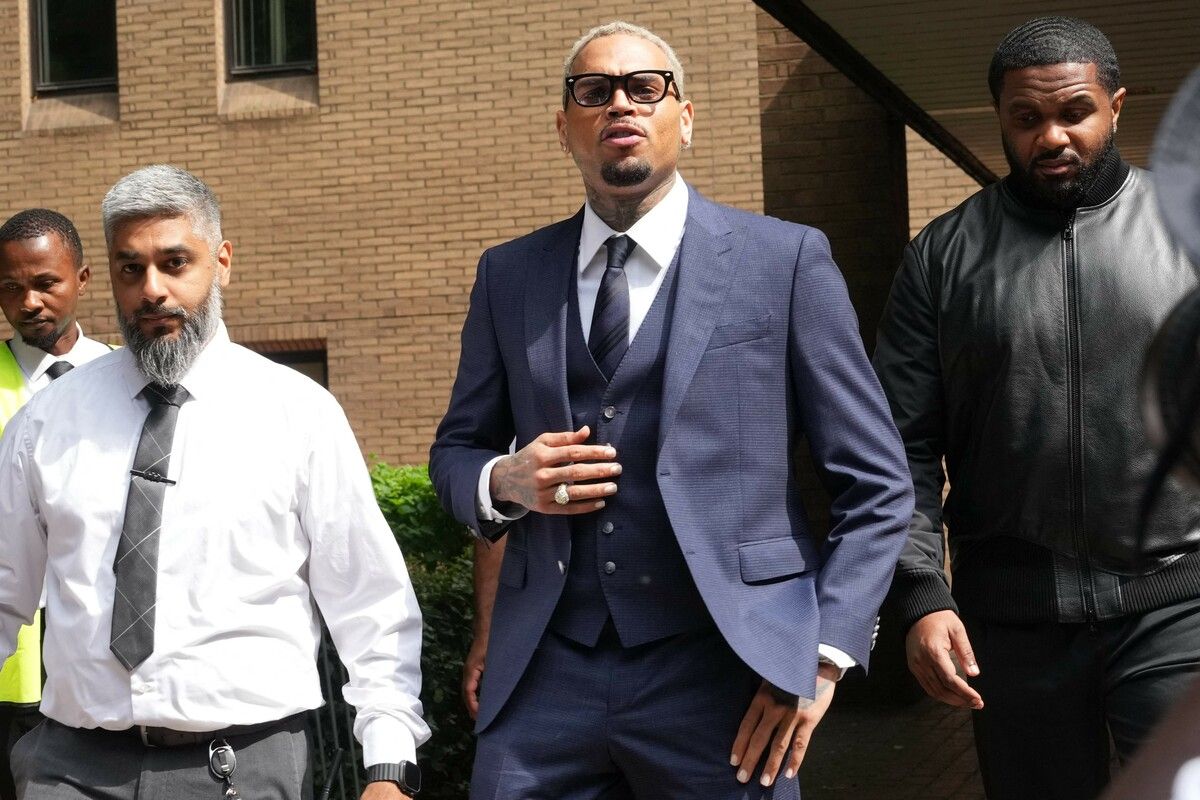 Chris Brown (Bildmitte) kam am Freitag auf Kaution frei. Er fiel bereits zuvor wegen gewalttätiger Übergriffe auf.⇒AFP
