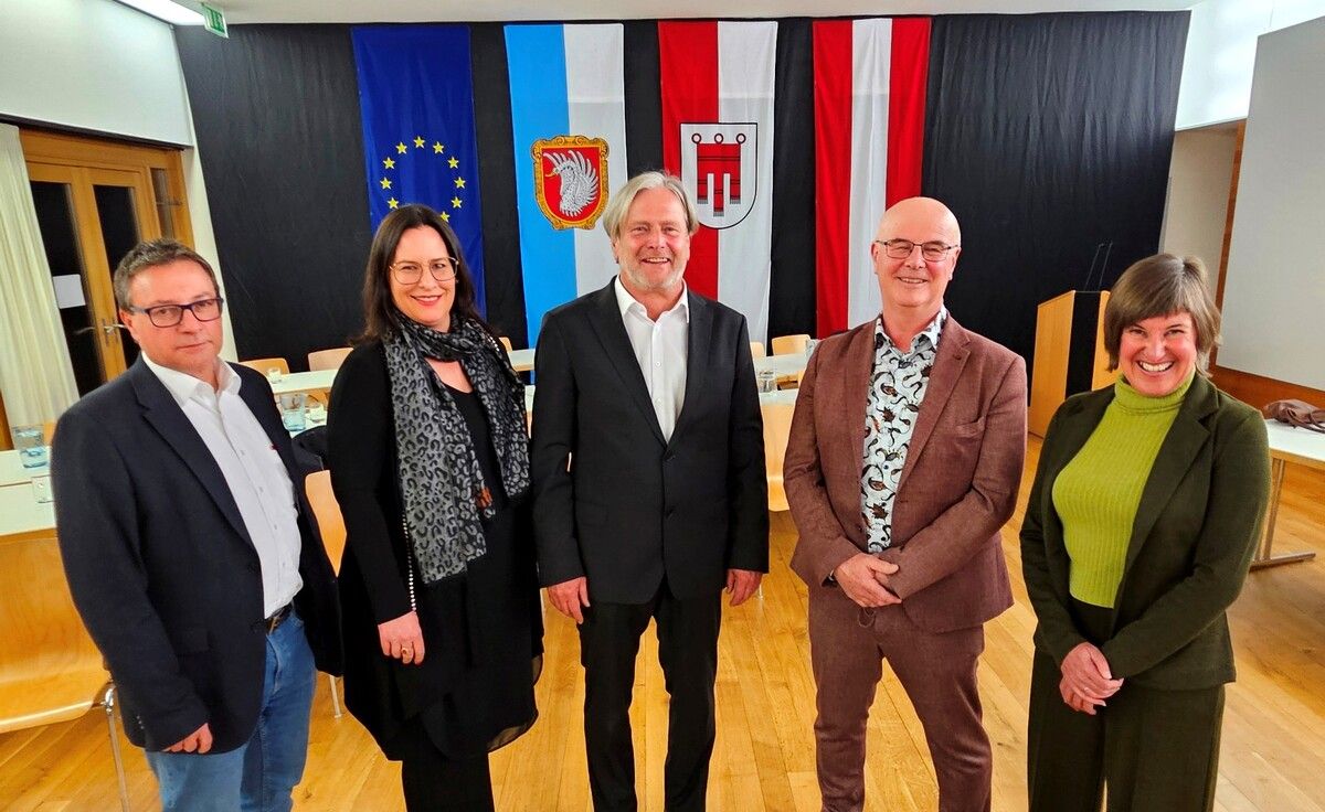 Christophorus Schmid (ÖVP), Petra Böck (ÖVP), Bürgermeister Frank Matt (GRÜNE), Vizebürgermeister Stephan Schnetzer (ÖVP) und Judith Wellmann (GRÜNE) bilden den neuen Gemeindevorstand.⇒BMS