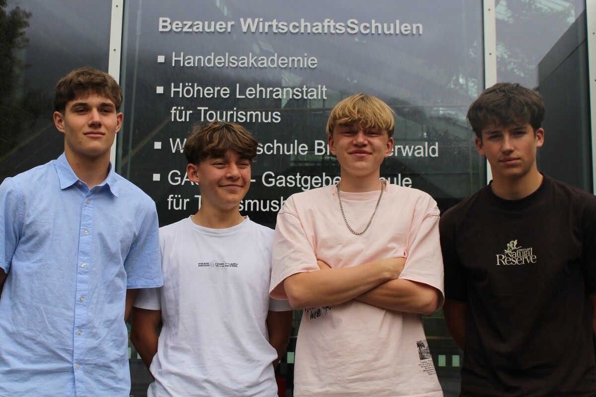 Clemens und Heinz Sutterlüty sowie Matheo Elmenreich und Jonas Schneider steuerten beim „Next Generation Award“ für die Bezauer Schule einen dritten Platz bei. ⇒STP