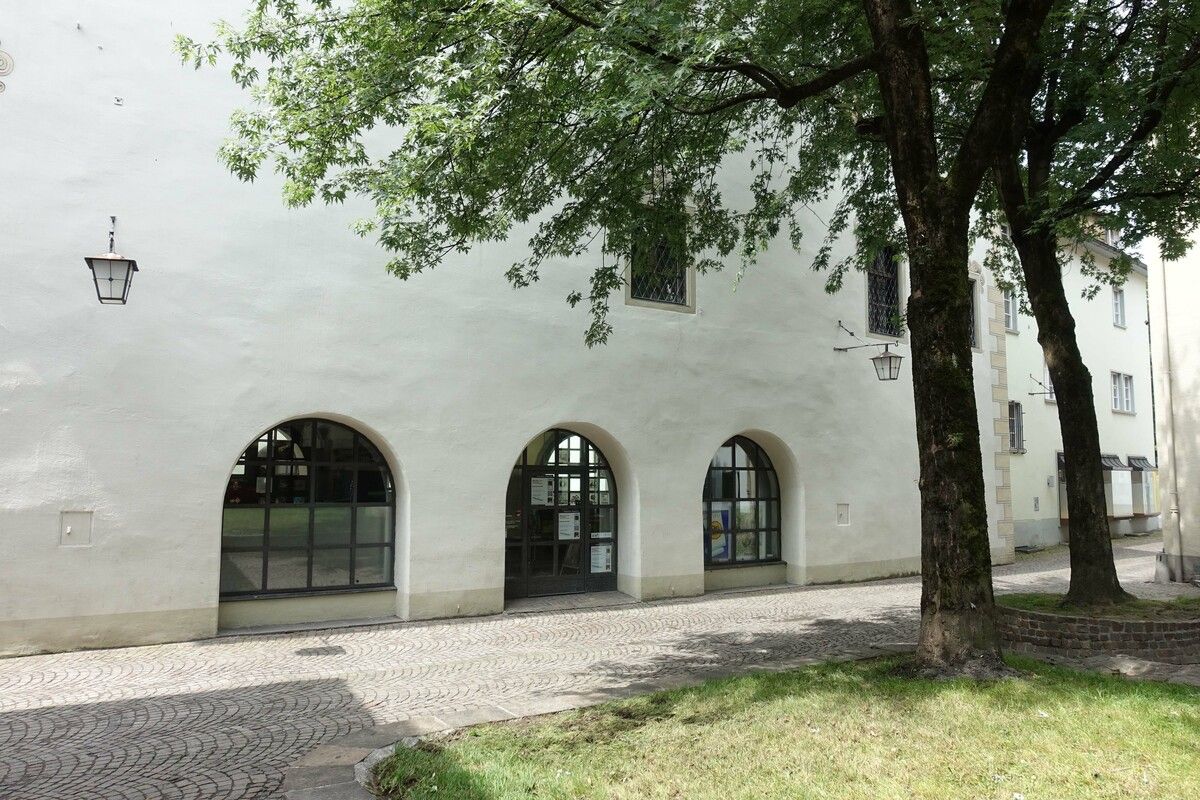 Das Archiv befindet sich in der Schlossergasse 8 (Eingang Raiffeisenplatz).⇒archiv
