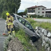 Unfall in Röthis endet im Straßengraben