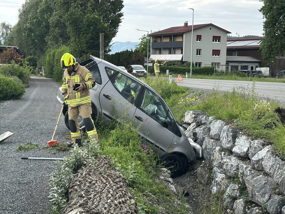 Das Auto landet nach einer Kollision zweier Fahrzeuge in Röthis im Graben. ⇒Mayer