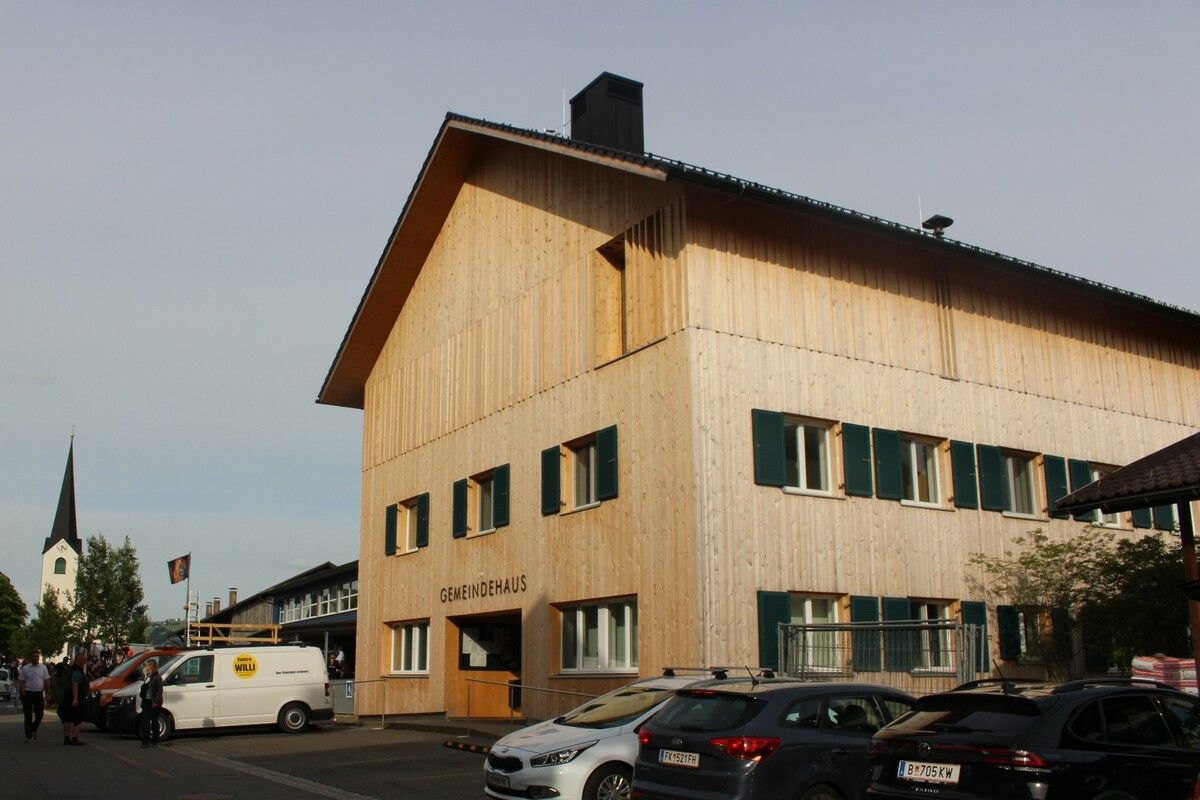 Das erweiterte und umfassend modernisierte Gemeindehaus in Langen wurde mit einem Dorffest wiedereröffnet.