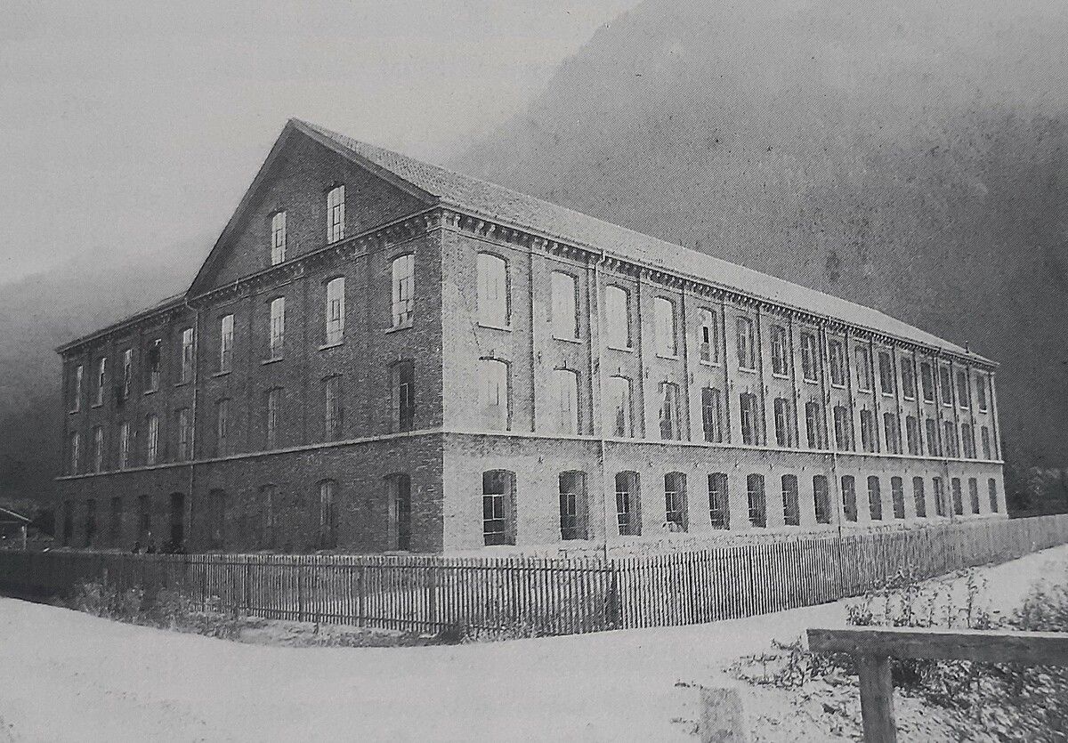Das Fabriksgebäude der Fa. Dörler & Cie. nach Fertigstellung um 1890. ⇒Firma getzner