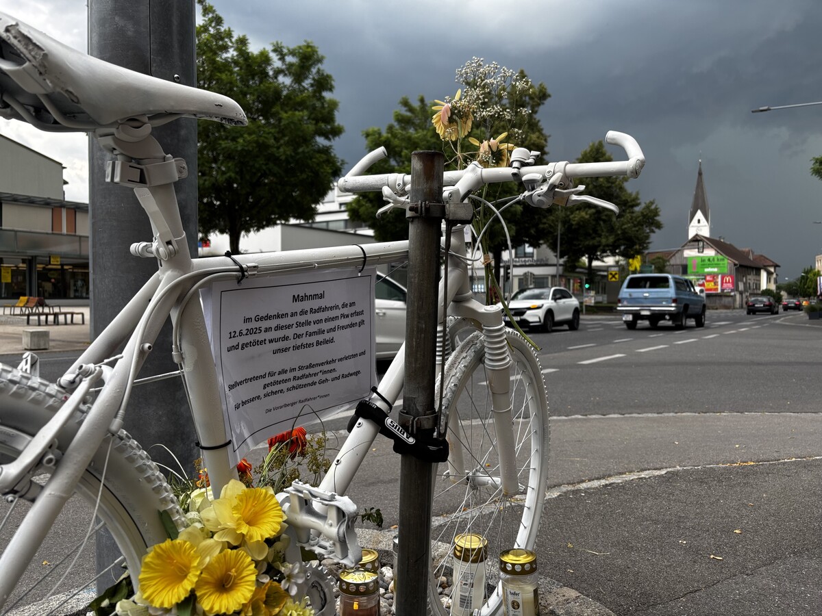 Das „Ghostbike“, ein weißes Fahrrad am Unfallort, soll ein Mahnmal sein.⇒ vn/pem