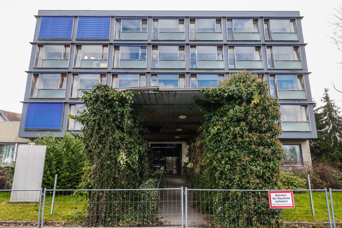 Das Grün erobert sich Stück für Stück immer mehr Platz rund um das leerstehende und baulich in die Jahre gekommene Pflegeheim. ⇒vn/steurer