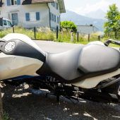 Motorrad prallt gegen Gartenmauer