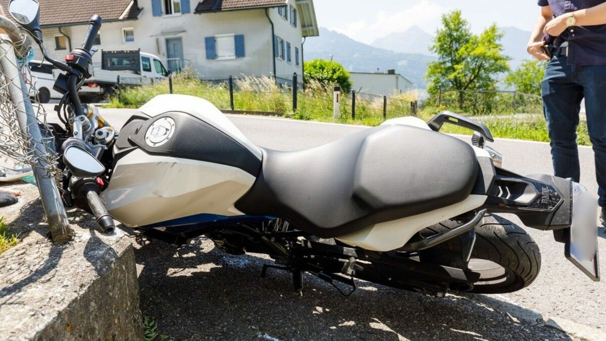 Das Motorrad war ins Schleudern geraten und anschließend gegen eine Mauer gestoßen.⇒b. hofmeister