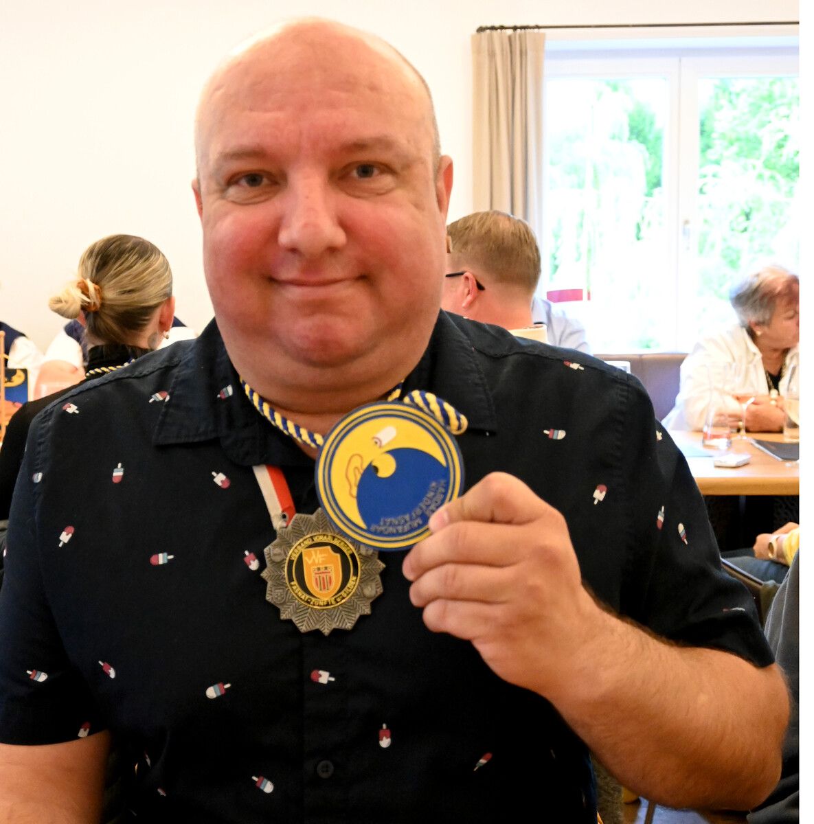 Das neue 11er-Rat-Mitglied Matthias Hagen mit seinem 11er-Rat-Orden.