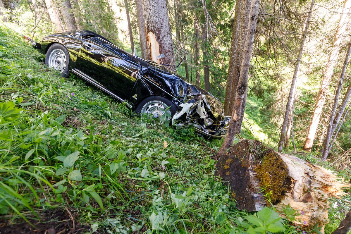 Das Oldtimer-Cabrio war rund 20 Meter über steil abfallendes Gelände abgestürzt.⇒b. hofmeister